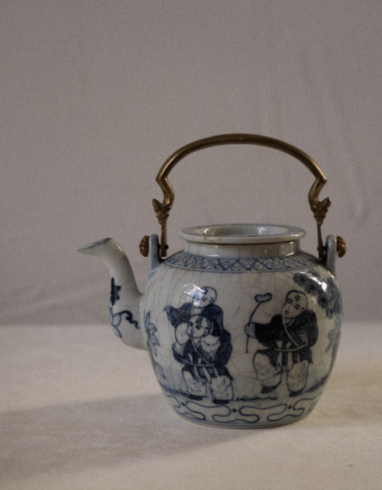 Antique Ming Xuande porcelain teapot