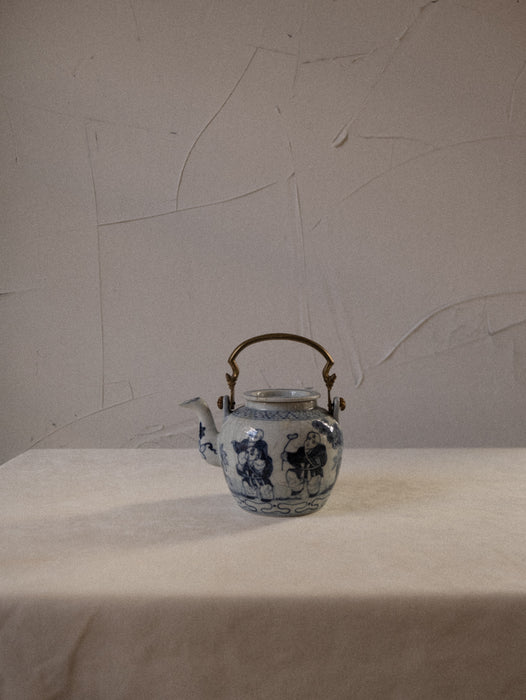 Antique Ming Xuande porcelain teapot