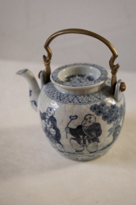 Antique Ming Xuande porcelain teapot