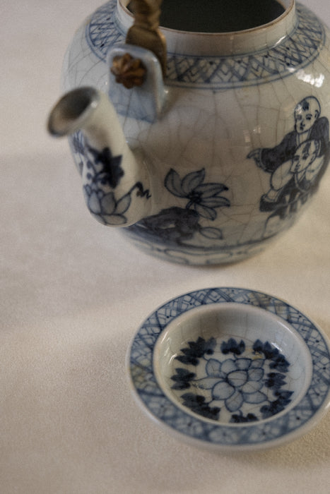 Antique Ming Xuande porcelain teapot